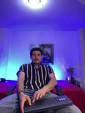 Snapshot of williamsmiiths16 chatting on 04-11-26, 01:43 williamsmiiths16 online show from 04-11-26, 01:43