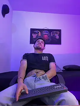 williamsmiiths16 online show from 06-23-26, 11:30