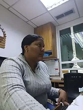 Snapshot of VaneandRossy chatting on 05-16-26, 10:01 VaneandRossy online show from 05-16-26, 10:01