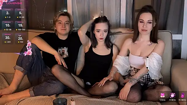 Snapshot of TripletDream chatting on 02-14-26, 05:21 TripletDream online show from 02-14-26, 05:21