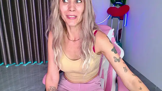 Snapshot of betty_xoxoo chatting on 02-16-26, 10:44 betty xoxoo online show from 02-16-26, 10:44