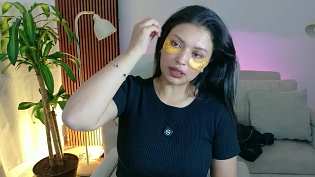 Snapshot of victoria___moon chatting on 04-19-26, 06:10 victoria moon online show from 04-19-26, 06:10