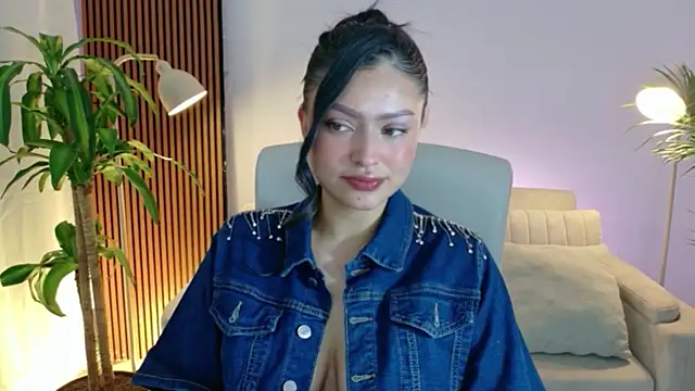 Snapshot of victoria___moon chatting on 04-21-26, 02:01 victoria moon online show from 04-21-26, 02:01