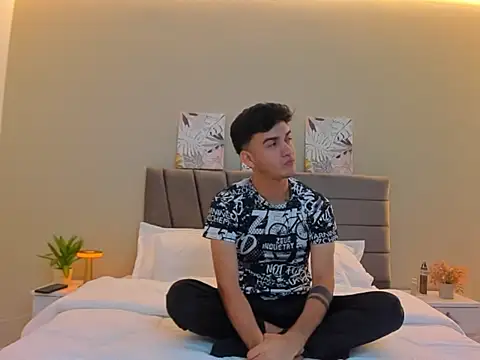 Feiccer Thomson1 online show from 12-05-25, 07:43