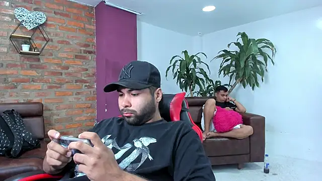 HotThreesoome online show from 01-16-26, 12:53