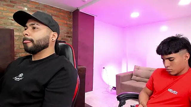 Snapshot of HotThreesoome chatting on 02-14-26, 12:24 HotThreesoome online show from 02-14-26, 12:24