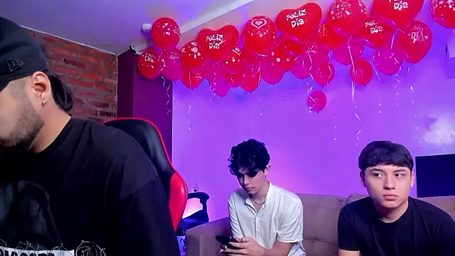 Snapshot of HotThreesoome chatting on 02-17-26, 12:12 HotThreesoome online show from 02-17-26, 12:12