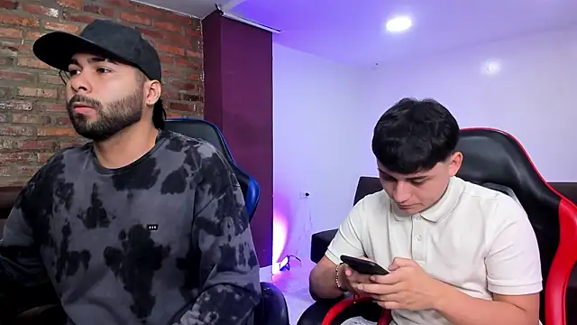 Snapshot of HotThreesoome chatting on 02-21-26, 12:17 HotThreesoome online show from 02-21-26, 12:17