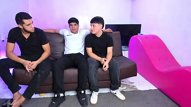 Snapshot of HotThreesoome chatting on 02-25-26, 12:37 HotThreesoome online show from 02-25-26, 12:37