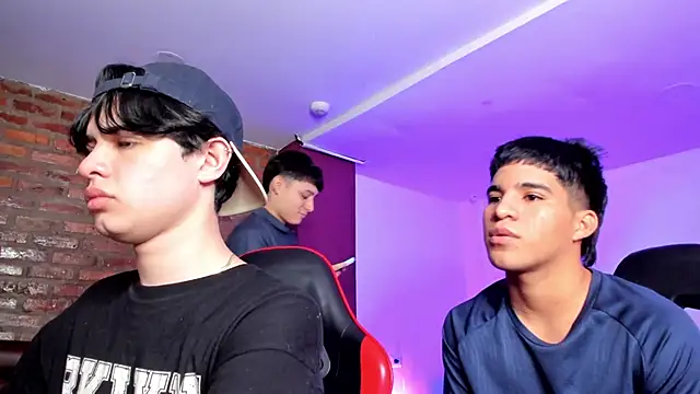 Snapshot of HotThreesoome chatting on 03-04-26, 12:22 HotThreesoome online show from 03-04-26, 12:22