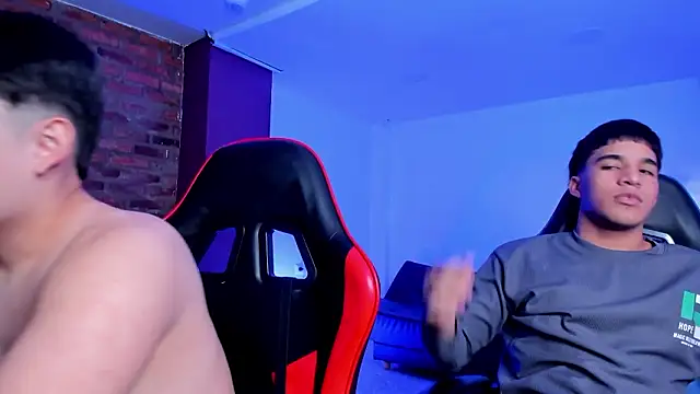 Snapshot of HotThreesoome chatting on 03-11-26, 12:22 HotThreesoome online show from 03-11-26, 12:22