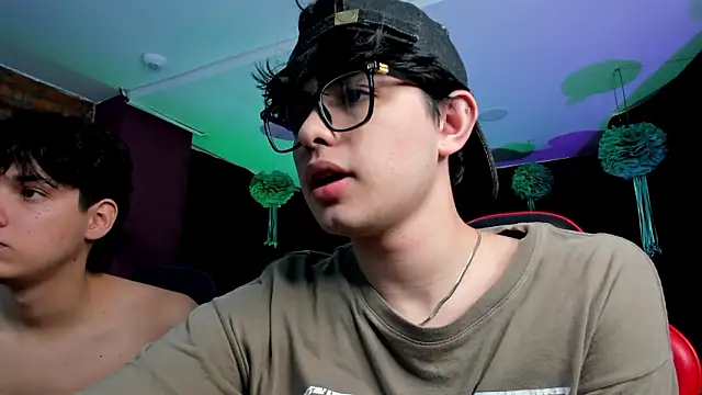 Snapshot of HotThreesoome chatting on 03-18-26, 12:52 HotThreesoome online show from 03-18-26, 12:52