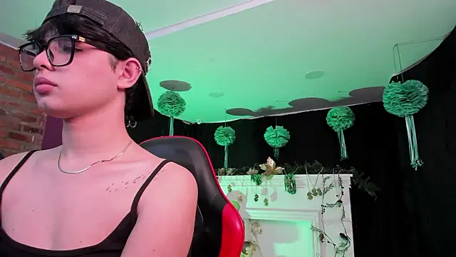 Snapshot of HotThreesoome chatting on 03-19-26, 12:31 HotThreesoome online show from 03-19-26, 12:31