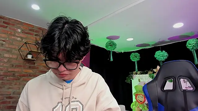 Snapshot of HotThreesoome chatting on 03-20-26, 12:32 HotThreesoome online show from 03-20-26, 12:32