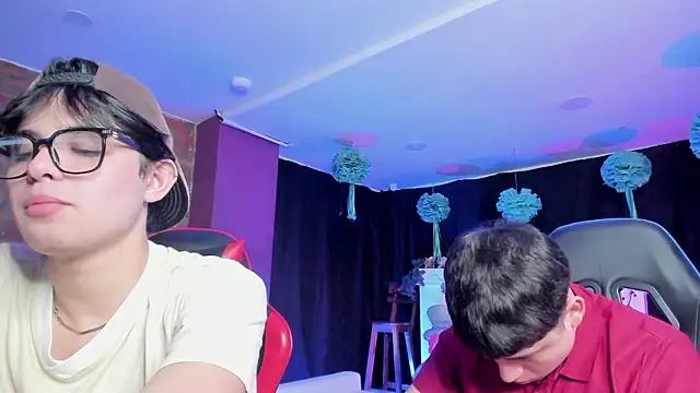 Snapshot of HotThreesoome chatting on 03-21-26, 12:43 HotThreesoome online show from 03-21-26, 12:43