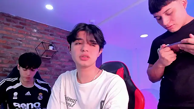 Snapshot of HotThreesoome chatting on 03-25-26, 12:44 HotThreesoome online show from 03-25-26, 12:44