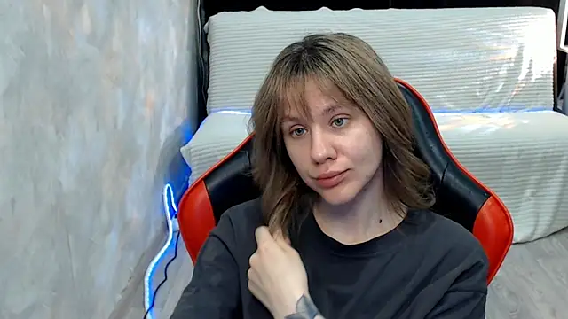 Snapshot of MiaBun1 chatting on 05-18-26, 04:07 MiaBun1 online show from 05-18-26, 04:07