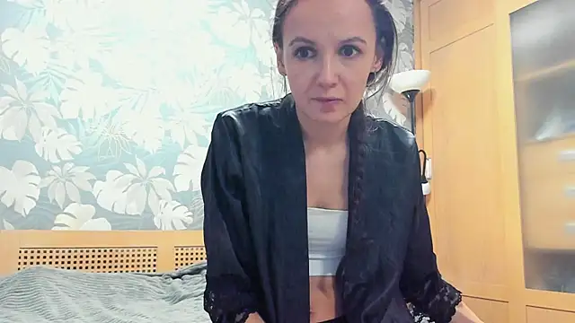 OliviaMuur online show from 12-23-25, 05:05