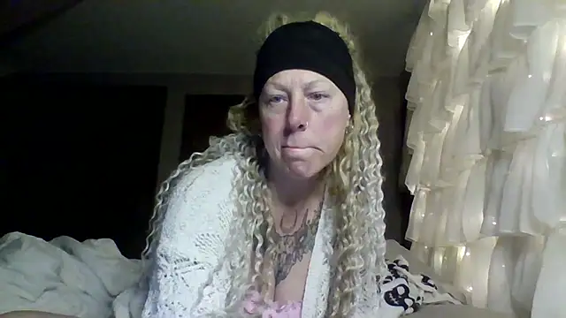 Snapshot of Outdoorchicjj chatting on 02-17-26, 07:05 Outdoorchicjj online show from 02-17-26, 07:05