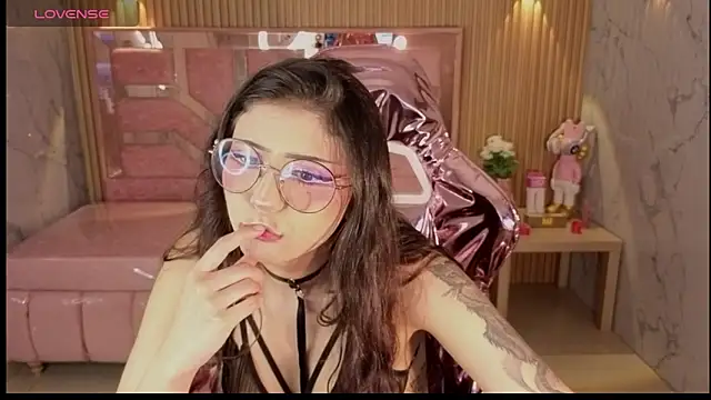 Snapshot of miss_devil_s chatting on 04-11-26, 03:22 miss devil s online show from 04-11-26, 03:22
