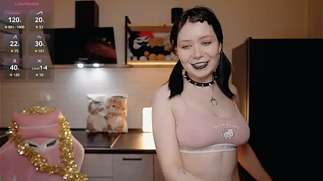 Snapshot of Nickari chatting on 03-08-26, 06:06 Nickari online show from 03-08-26, 06:06