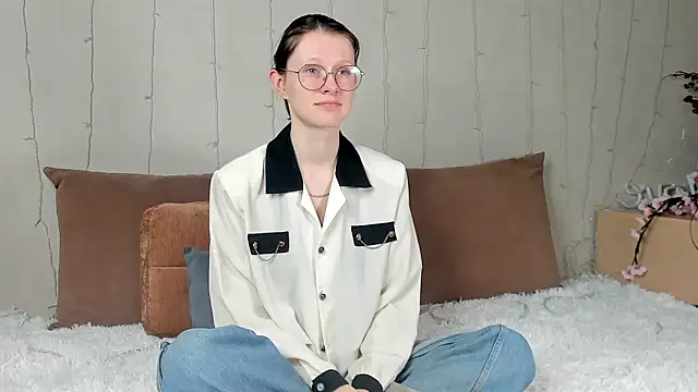 RoxyHerena online show from 12-23-25, 05:05