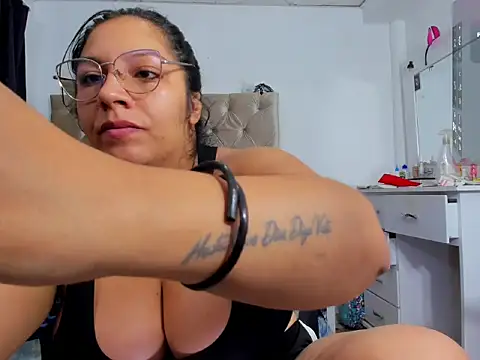 Snapshot of lulu_parker chatting on 03-10-26, 01:32 lulu parker online show from 03-10-26, 01:32