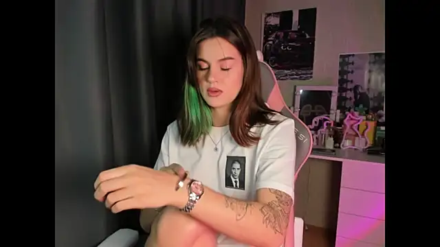 NikkieKitty online show from 12-22-25, 05:10