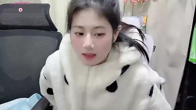 Snapshot of Yvonne-07 chatting on 12-19-25, 11:28 Yvonne-07 online show from 12-19-25, 11:28