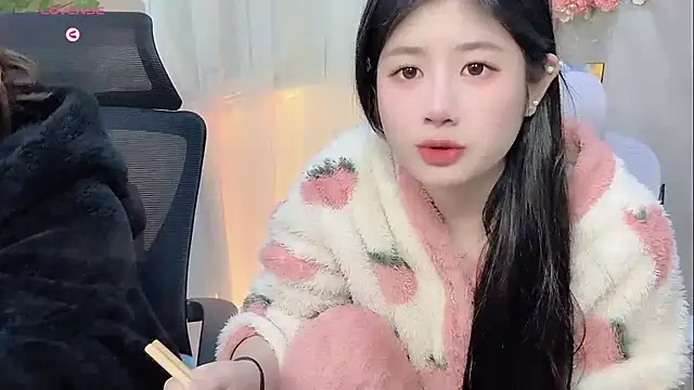 Snapshot of Yvonne-07 chatting on 12-22-25, 10:23 Yvonne-07 online show from 12-22-25, 10:23