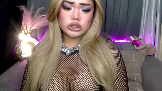 Snapshot of AlwaysHornyMia chatting on 12-17-25, 01:22 AlwaysHornyMia online show from 12-17-25, 01:22