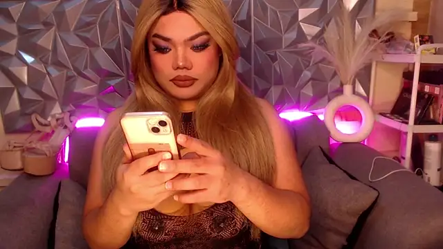 Snapshot of AlwaysHornyMia chatting on 02-04-26, 04:02 AlwaysHornyMia online show from 02-04-26, 04:02