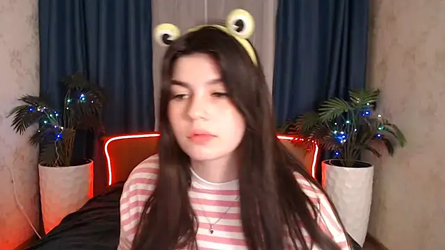 KisaModel online show from 12-15-25, 10:19