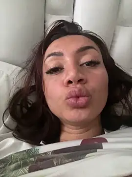 rebecagoldene online show from 05-04-26, 10:17