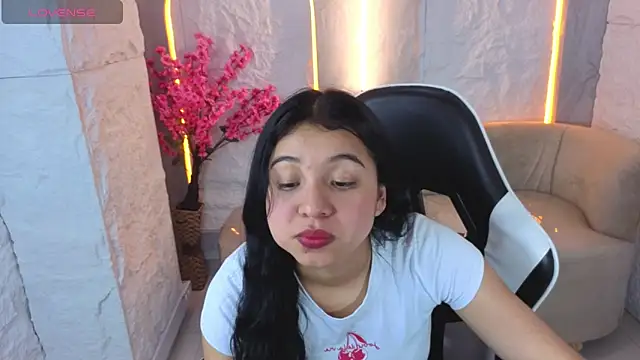 Sofi Adams Tx online show from 12-18-25, 01:06