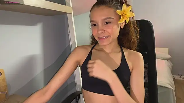 Snapshot of Sunshineegirll chatting on 12-22-25, 04:48 Sunshineegirll online show from 12-22-25, 04:48