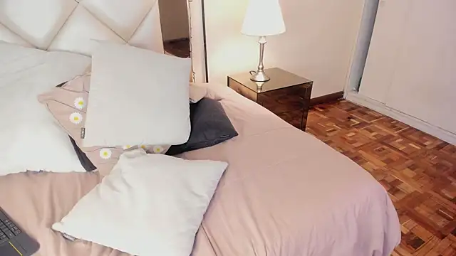 LizzCarter  online show from 01-05-26, 05:27