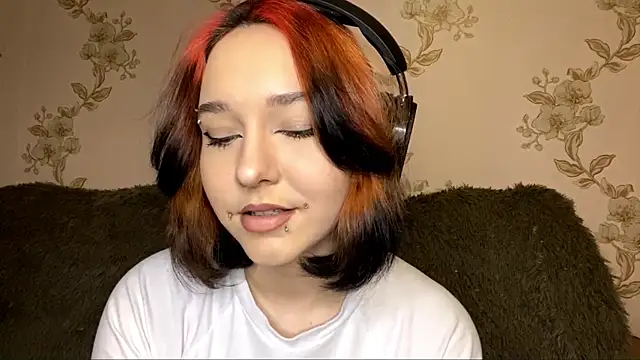 Snapshot of EmilyVeiro chatting on 02-11-26, 05:07 EmilyVeiro online show from 02-11-26, 05:07