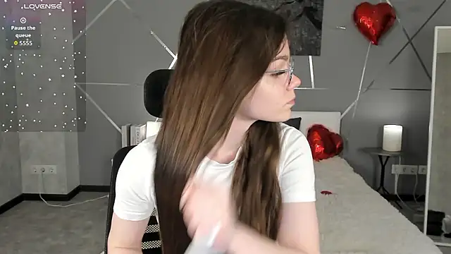 Snapshot of miss__evelyne chatting on 03-12-26, 07:47 miss evelyne online show from 03-12-26, 07:47