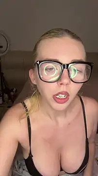 Snapshot of MonaNoire chatting on 01-18-26, 12:42 MonaNoire online show from 01-18-26, 12:42