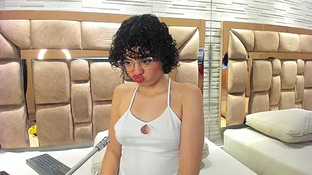 chloe cortez online show from 12-18-25, 12:49