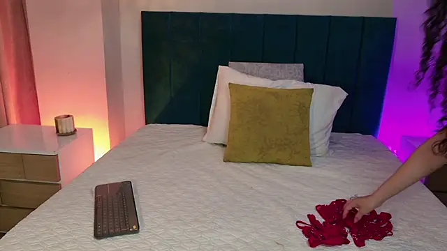 PaulinaSaint online show from 12-20-25, 01:02