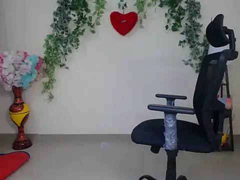 Snapshot of Shy_nivi chatting on 04-28-26, 02:55 Shy nivi online show from 04-28-26, 02:55