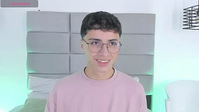 Snapshot of JoshClaarktt chatting on 03-17-26, 04:06 JoshClaarktt online show from 03-17-26, 04:06