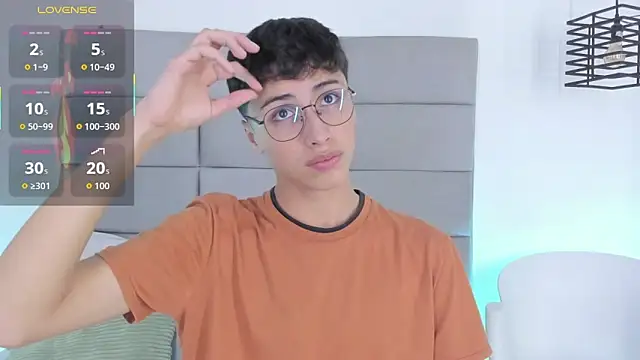 Snapshot of JoshClaarktt chatting on 03-21-26, 04:06 JoshClaarktt online show from 03-21-26, 04:06