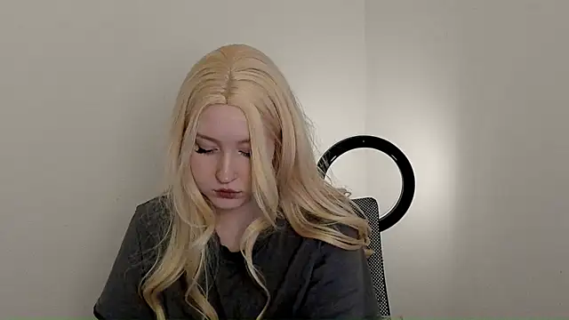 Snapshot of Stella_MoonLight chatting on 12-20-25, 04:36 Stella MoonLight online show from 12-20-25, 04:36