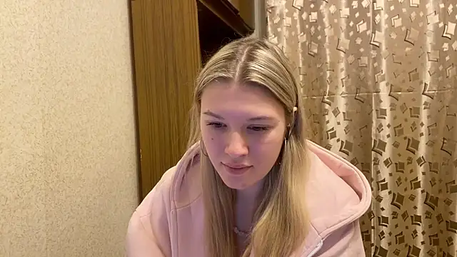 Snapshot of SkyeDavis chatting on 12-17-25, 07:20 SkyeDavis online show from 12-17-25, 07:20