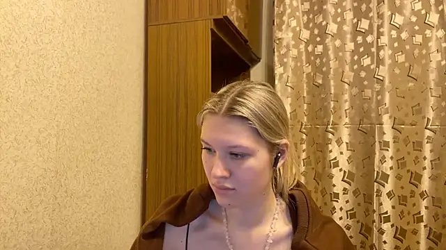 Snapshot of SkyeDavis chatting on 12-18-25, 07:09 SkyeDavis online show from 12-18-25, 07:09