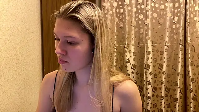 Snapshot of SkyeDavis chatting on 12-22-25, 07:00 SkyeDavis online show from 12-22-25, 07:00