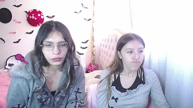 Snapshot of Briar_y_Blair chatting on 03-16-26, 02:21 Briar y Blair online show from 03-16-26, 02:21